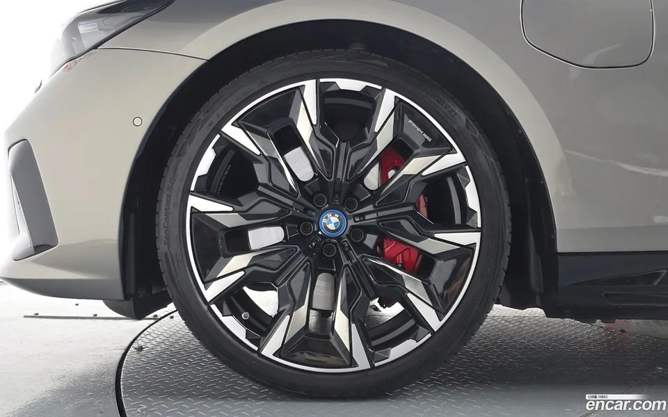 BMW 5 Series 550e xDrive M 2025 — thumbnail 2