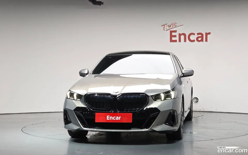 BMW 5 Series 550e xDrive M 2025 — thumbnail 3