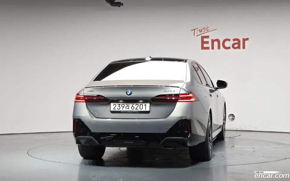 BMW 5 Series 550e xDrive M 2025 — thumbnail 4