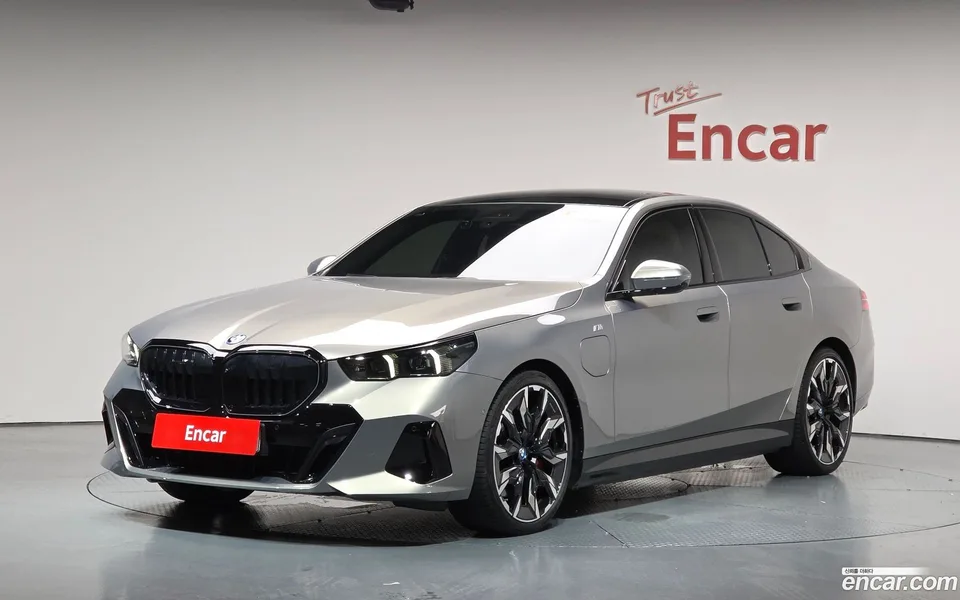BMW 5 Series 550e xDrive M 2025 — photo 1, buy with delivery to Moscow