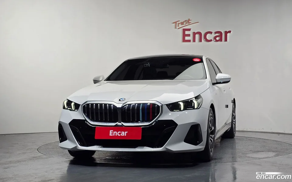 BMW 5 Series 520i M 2023 — thumbnail 3
