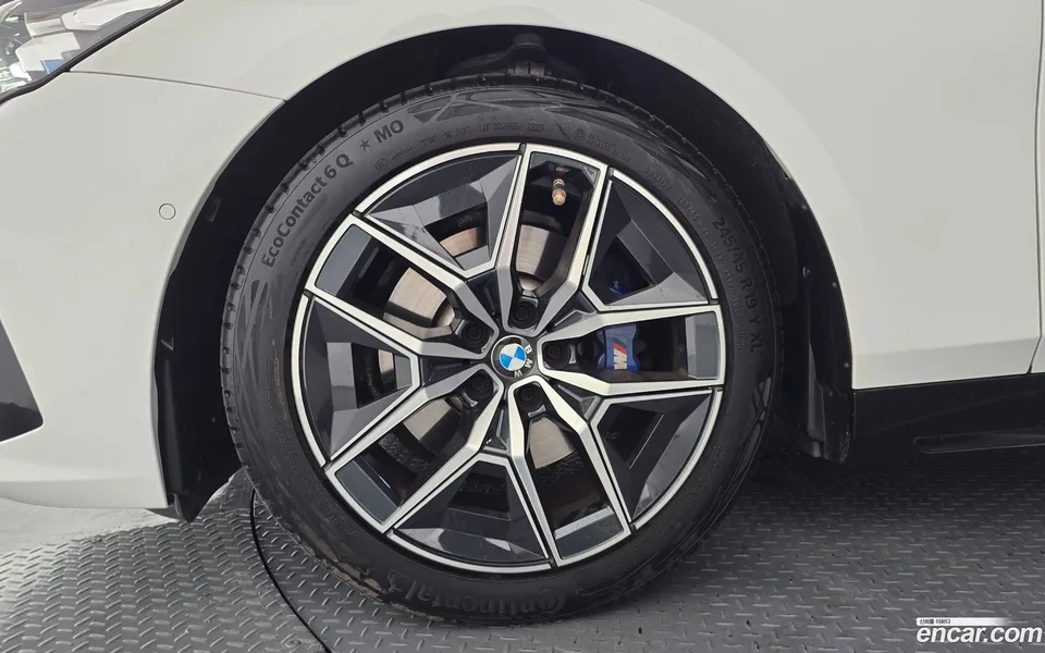 BMW 5 Series 520i M 2023 — thumbnail 5