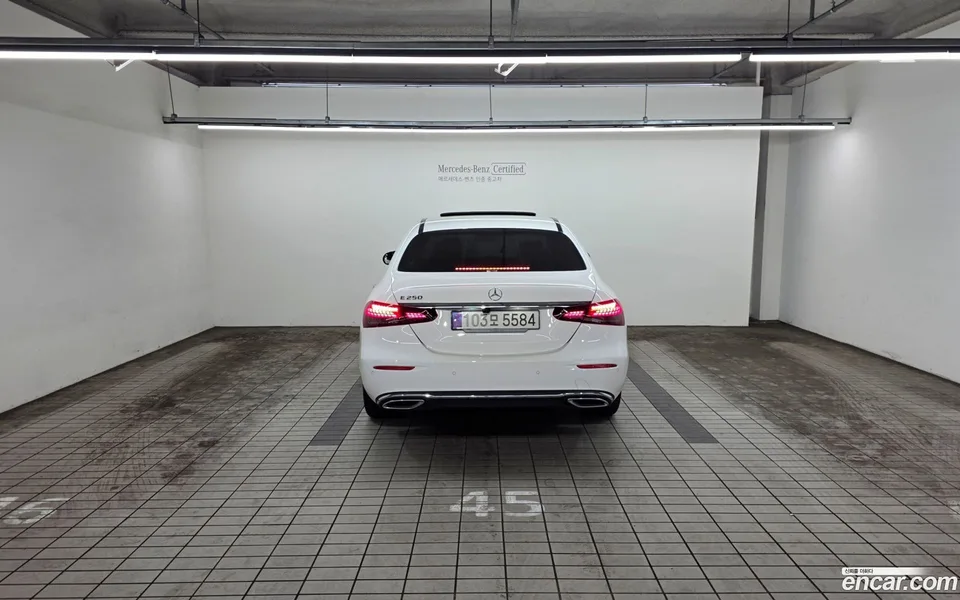 Mercedes-Benz E-Class E250 2023 — thumbnail 4