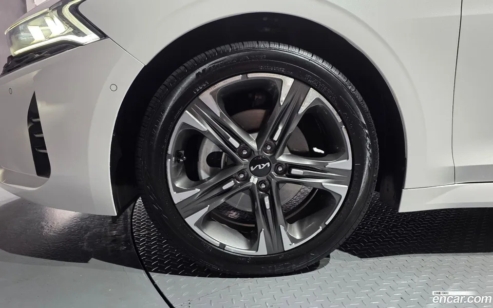 Kia K5 Hybrid 2023 — thumbnail 2