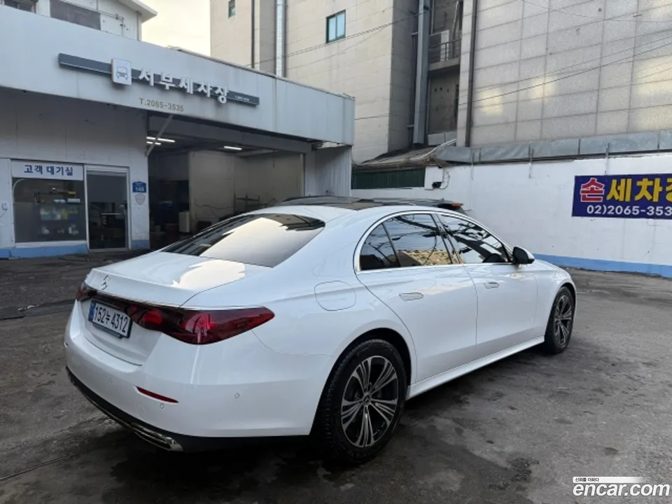 Mercedes-Benz E-Class E200 2025 — thumbnail 2