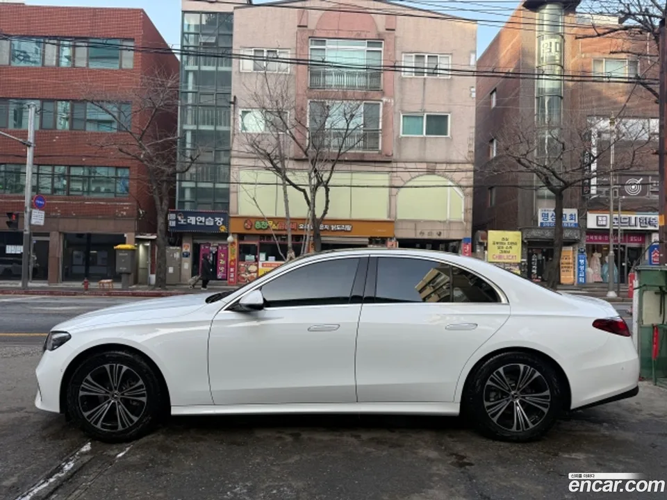 Mercedes-Benz E-Class E200 2025 — thumbnail 3
