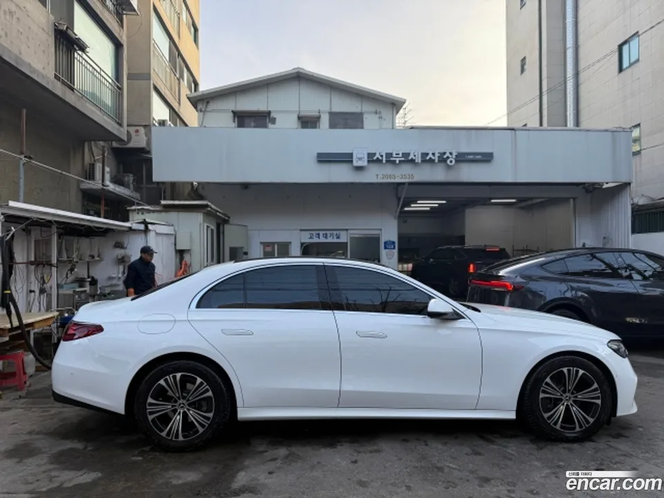 Mercedes-Benz E-Class E200 2025 — thumbnail 4