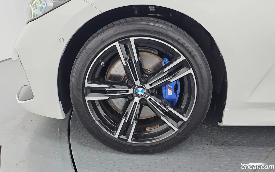 BMW 3 Series 320i M 2023 — thumbnail 2