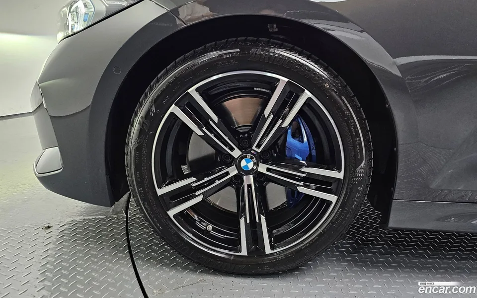 BMW 3 Series 320i M 2025 — thumbnail 2