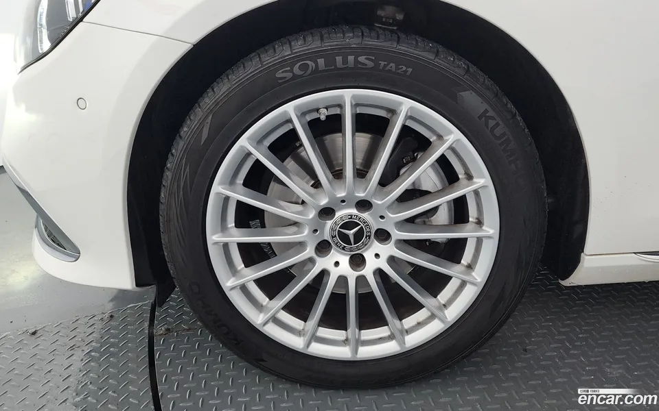 Mercedes-Benz E-Class E250 2023 — thumbnail 2