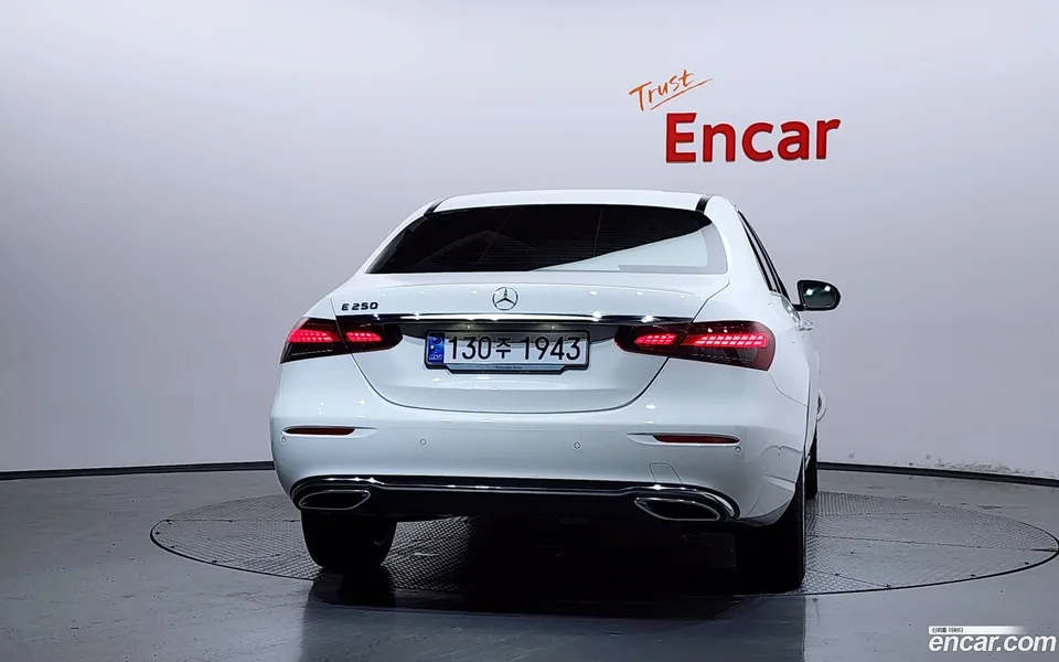 Mercedes-Benz E-Class E250 2023 — thumbnail 4