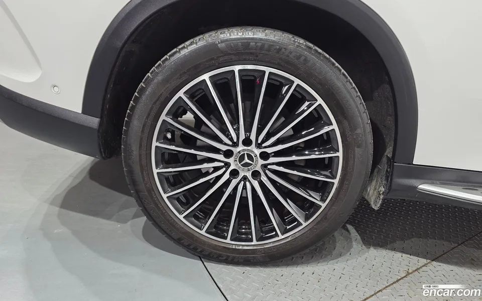 Mercedes-Benz GLC-Class GLC300 4MATIC AMG Line 2023 — миниатюра 2