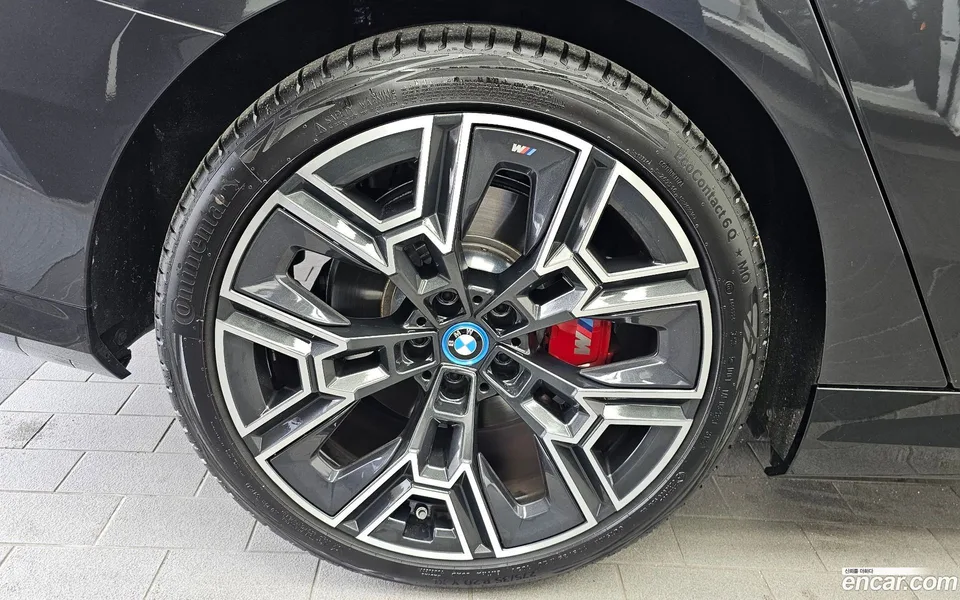 BMW 5 Series 530e xDrive M 2025 — thumbnail 2