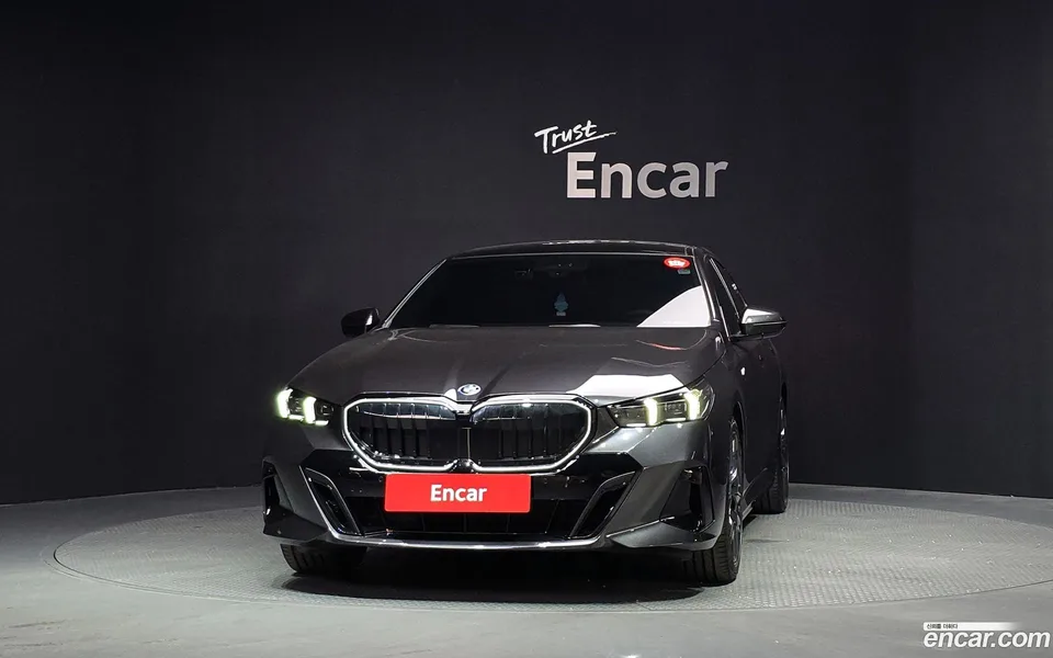 BMW 5 Series 530e xDrive M 2025 — thumbnail 3