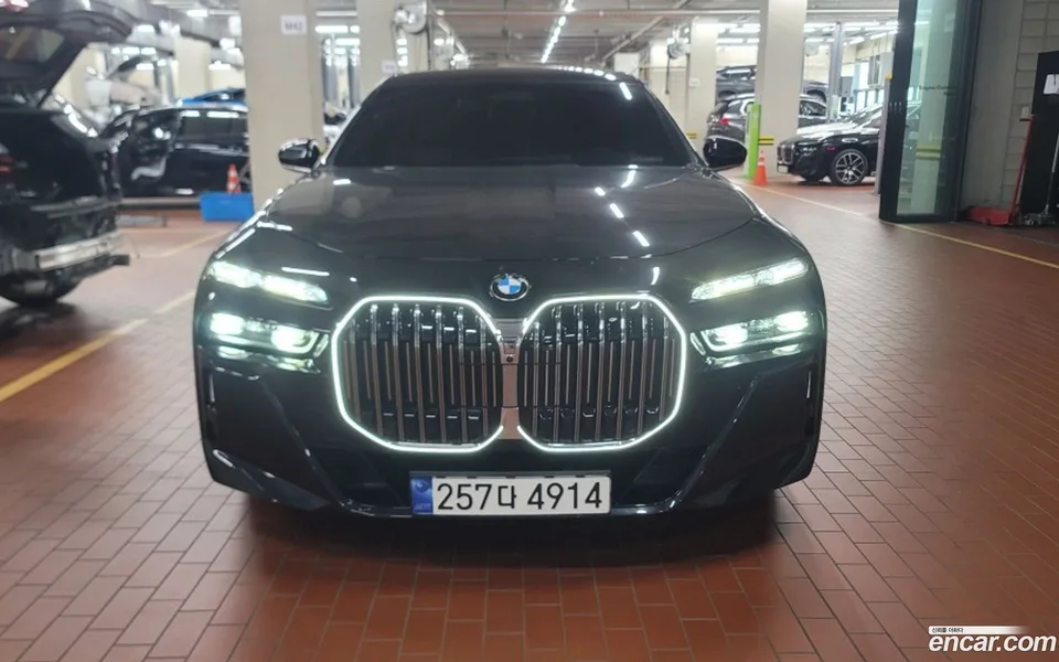BMW 7 Series 740i sDrive M 2023 — thumbnail 3