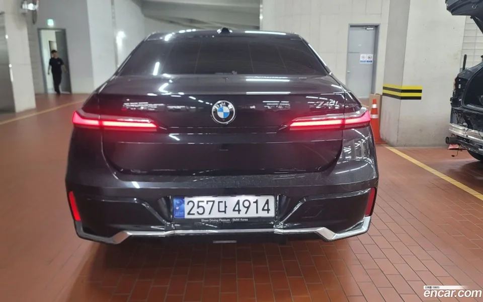 BMW 7 Series 740i sDrive M 2023 — thumbnail 4