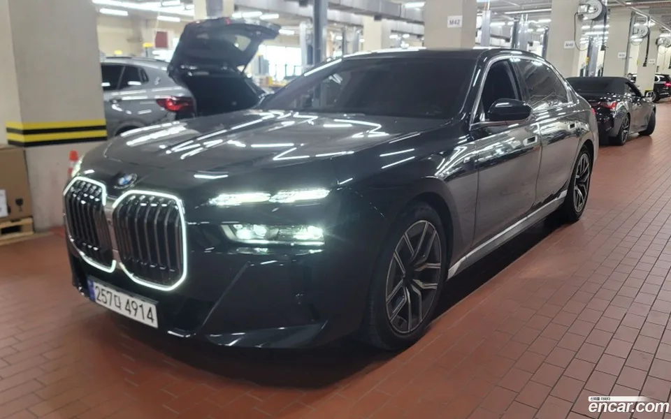 BMW 7 Series 740i sDrive M 2023 — photo 1, buy with delivery to Moscow