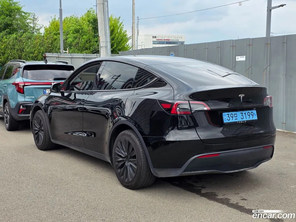 Tesla Model Y RWD 2024 — thumbnail 4