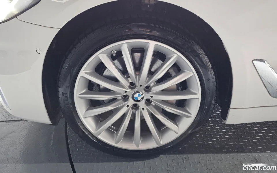 BMW 5 Series 530i xDrive 2022 — thumbnail 2