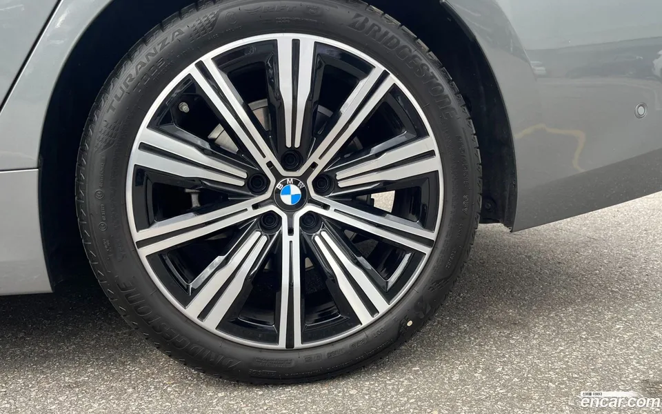 BMW 3 Series 320i 2025 — thumbnail 2