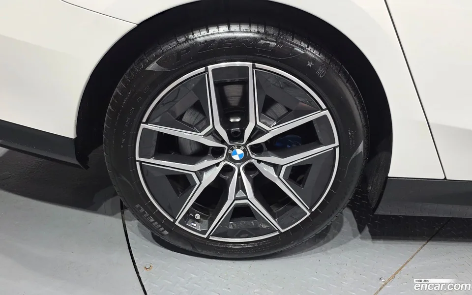 BMW 5 Series 520i M 2025 — thumbnail 2
