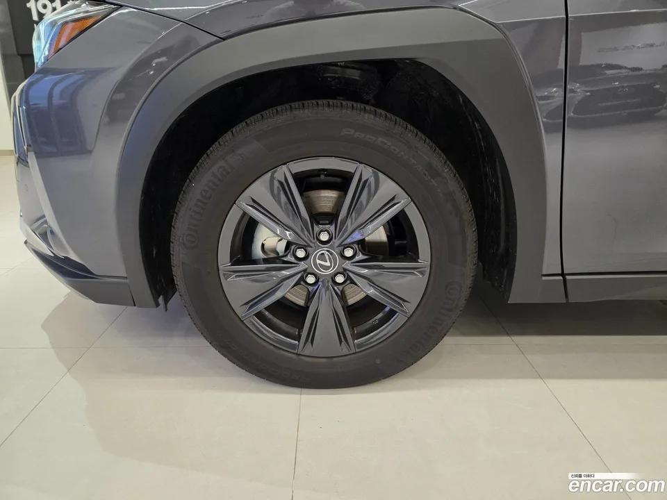 Lexus UX 300h 2.0 2WD 2025 — thumbnail 2