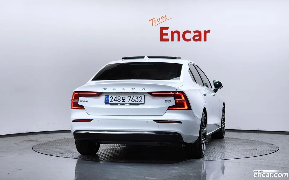 Volvo S60 B5 2023 — thumbnail 4