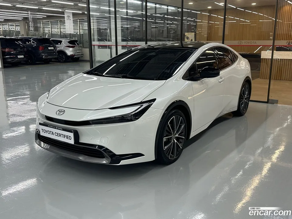 Toyota Prius 2.0 XLE 2025 — photo 1, buy with delivery to Moscow