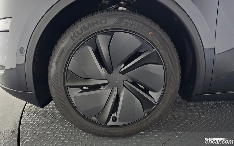 Tesla Model Y AWD 2026 — thumbnail 2