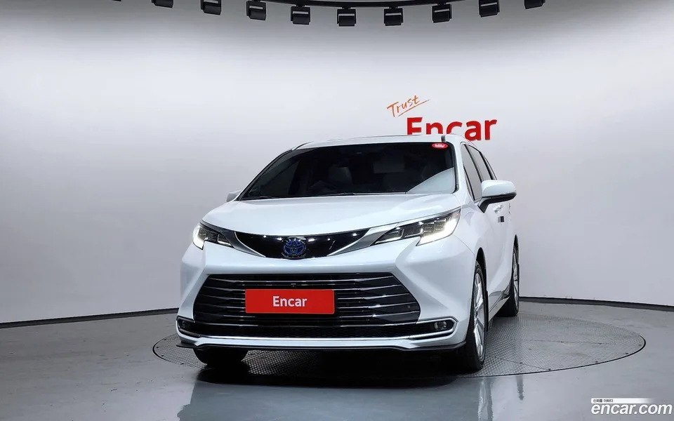 Toyota Sienna 2.5 2WD 2023 — миниатюра 3