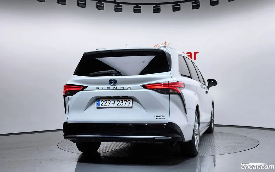 Toyota Sienna 2.5 2WD 2023 — миниатюра 4