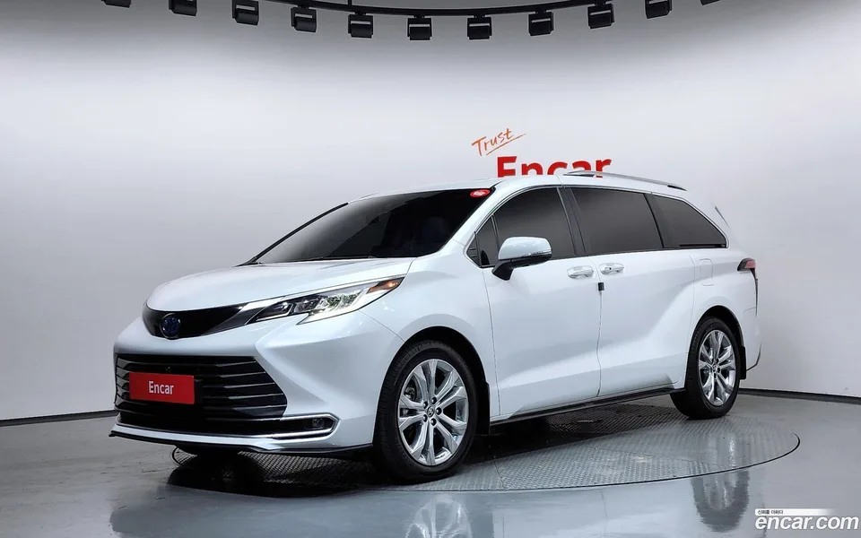 Toyota Sienna 2.5 2WD 2023 — фото 1, купить с доставкой в Москву