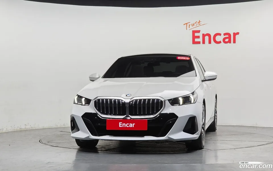 BMW 5 Series 520i M 2024 — thumbnail 3
