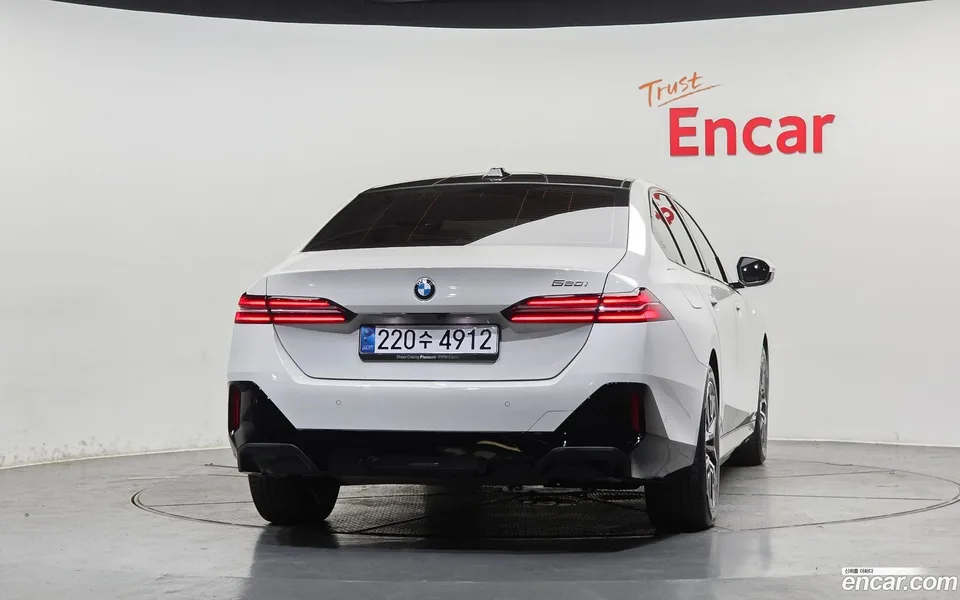 BMW 5 Series 520i M 2024 — thumbnail 4