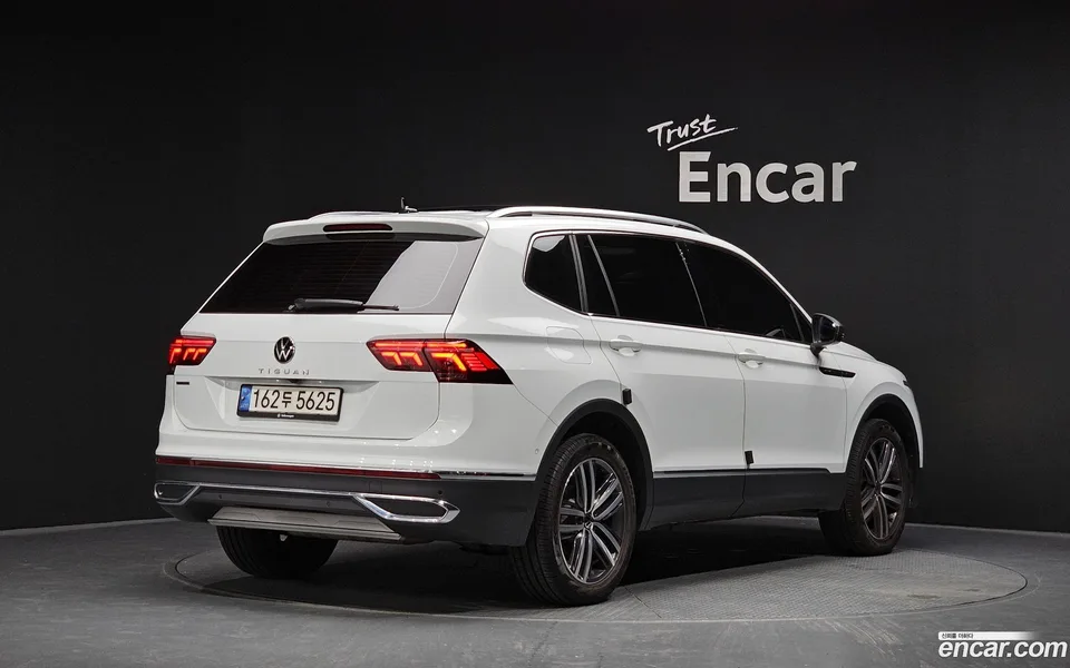 Volkswagen Tiguan Allspace 2.0 TSI 2022 — photo 1, buy with delivery to Moscow