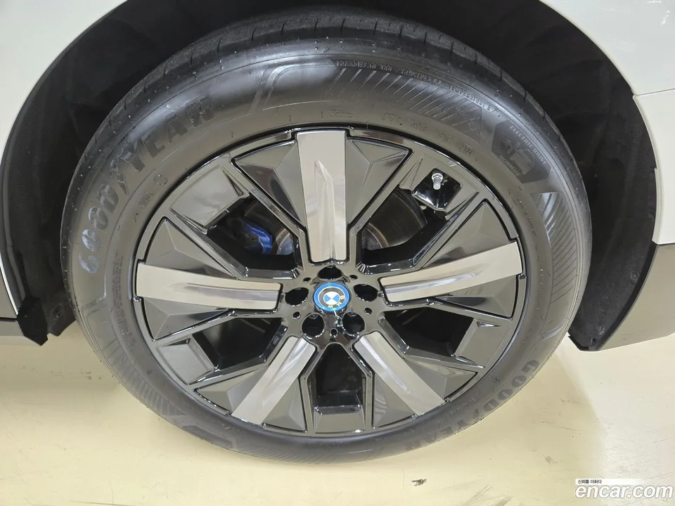 BMW iX xDrive50 2025 — thumbnail 3