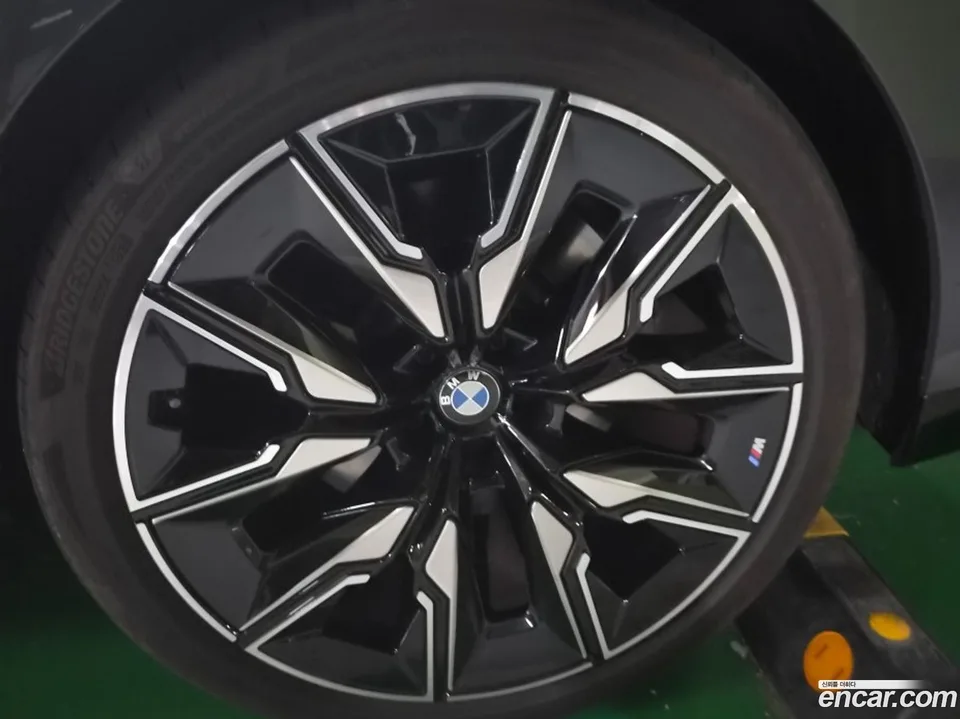 BMW i7 M70 xDrive M 2025 — thumbnail 2