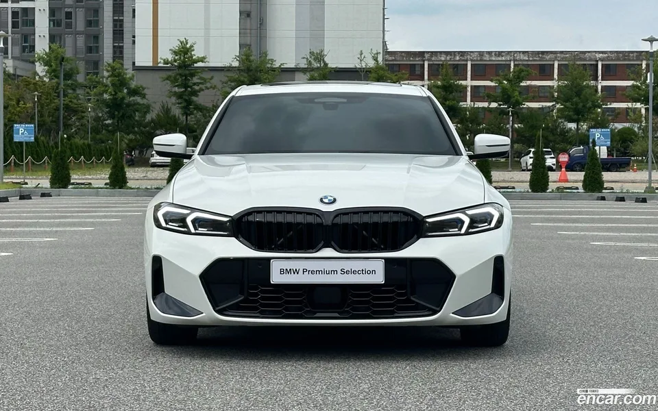 BMW 3 Series 320i M 2023 — thumbnail 3