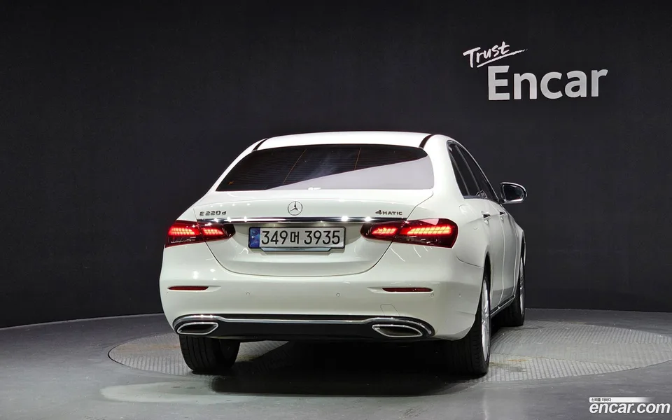 Mercedes-Benz E-Class E220d 4MATIC 2023 — thumbnail 4