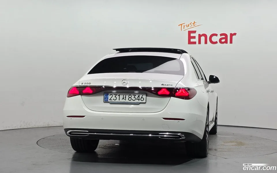 Mercedes-Benz E-Class E300 4MATIC 2024 — thumbnail 4