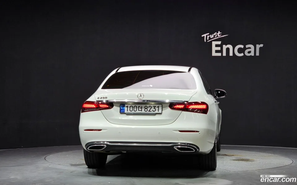 Mercedes-Benz E-Class E250 2023 — thumbnail 4