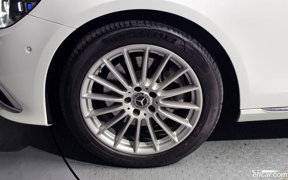 Mercedes-Benz E-Class E250 2023 — thumbnail 5