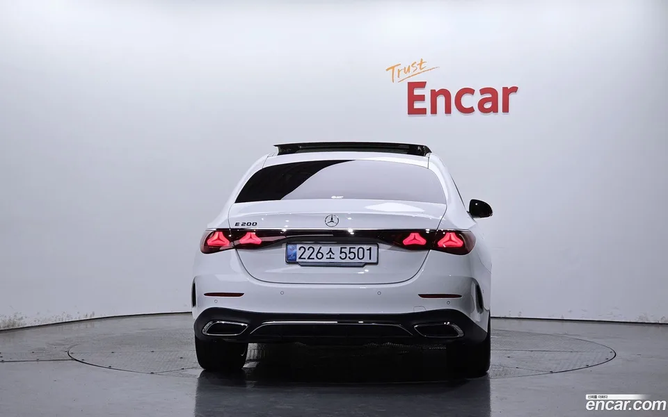 Mercedes-Benz E-Class E200 AMG Line 2026 — thumbnail 4