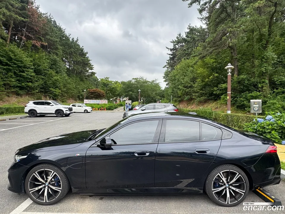 BMW 5 Series 530e M 2025 — thumbnail 3