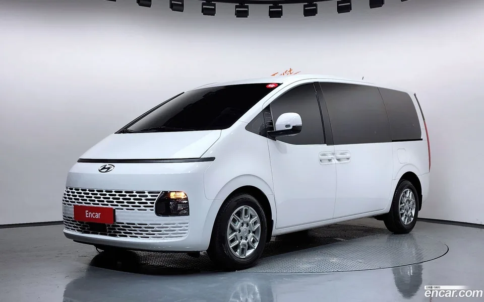 Hyundai Staria 3 2023 — photo 1, buy with delivery to Moscow