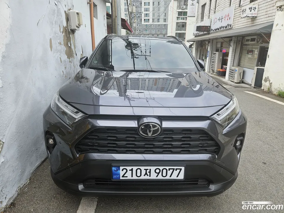 Toyota RAV4 2.5 2WD XLE 2025 — photo 1, buy with delivery to Moscow