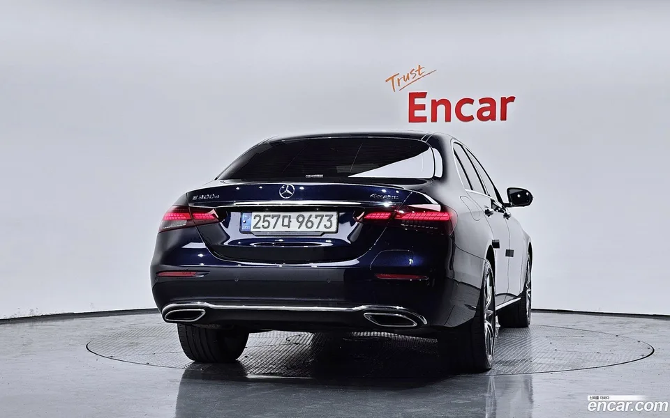Mercedes-Benz E-Class E300e 4MATIC 2022 — thumbnail 4