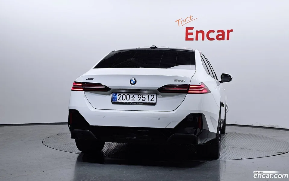 BMW 5 Series 530i xDrive M 2024 — thumbnail 4