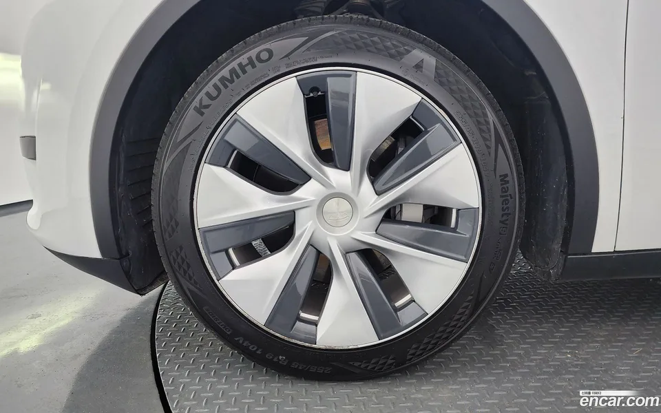 Tesla Model Y RWD 2023 — thumbnail 5