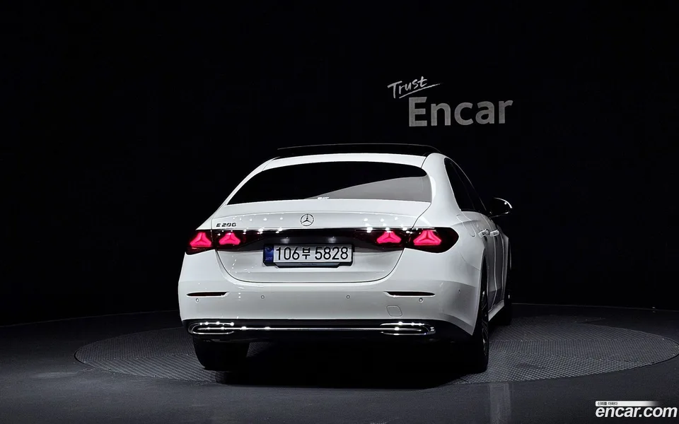 Mercedes-Benz E-Class E200 2025 — thumbnail 4